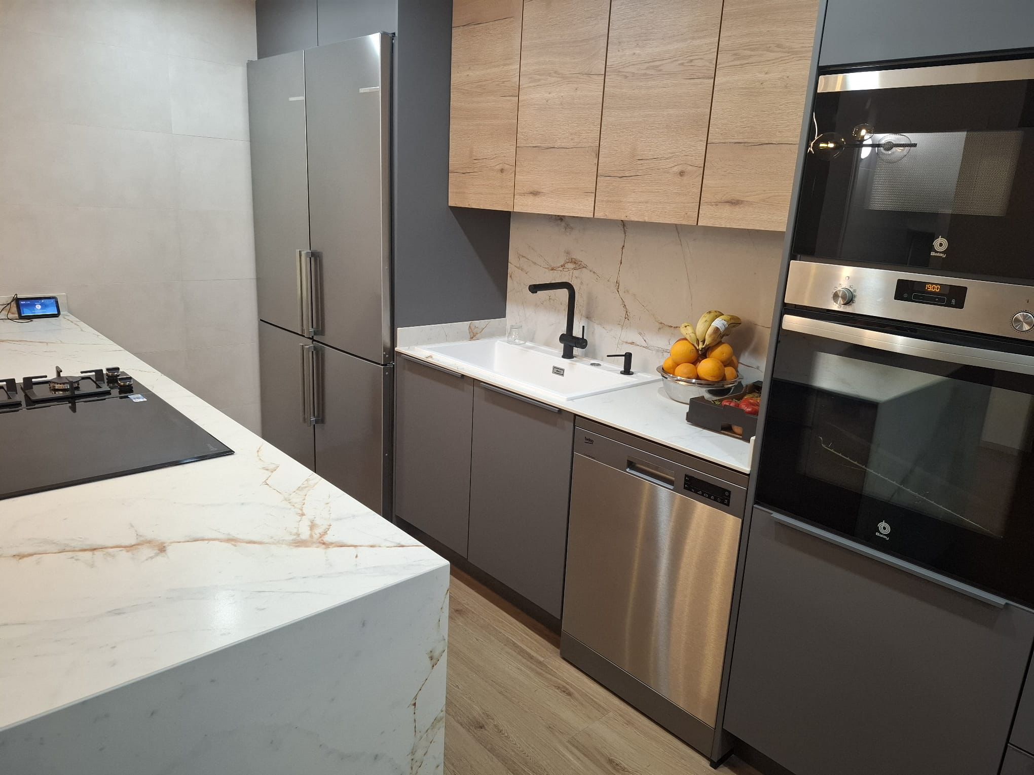 Reforma cocina minimalista Getafe 2023 - Cocina compacta con muebles grises y encimera cuarzo blanco