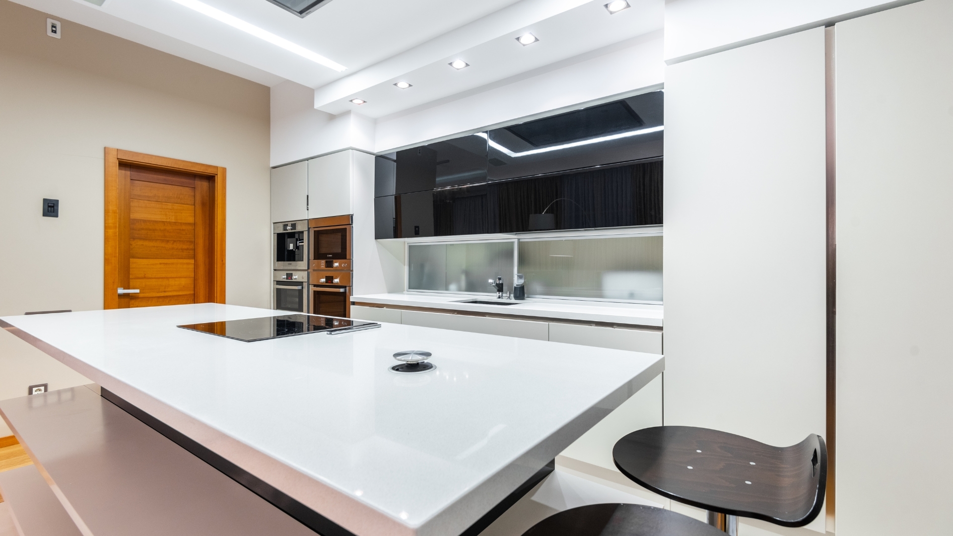 Cocina minimalista Salamanca 2026 - Diseño ultra moderno con acabados blancos mate y electrodomésticos integrados