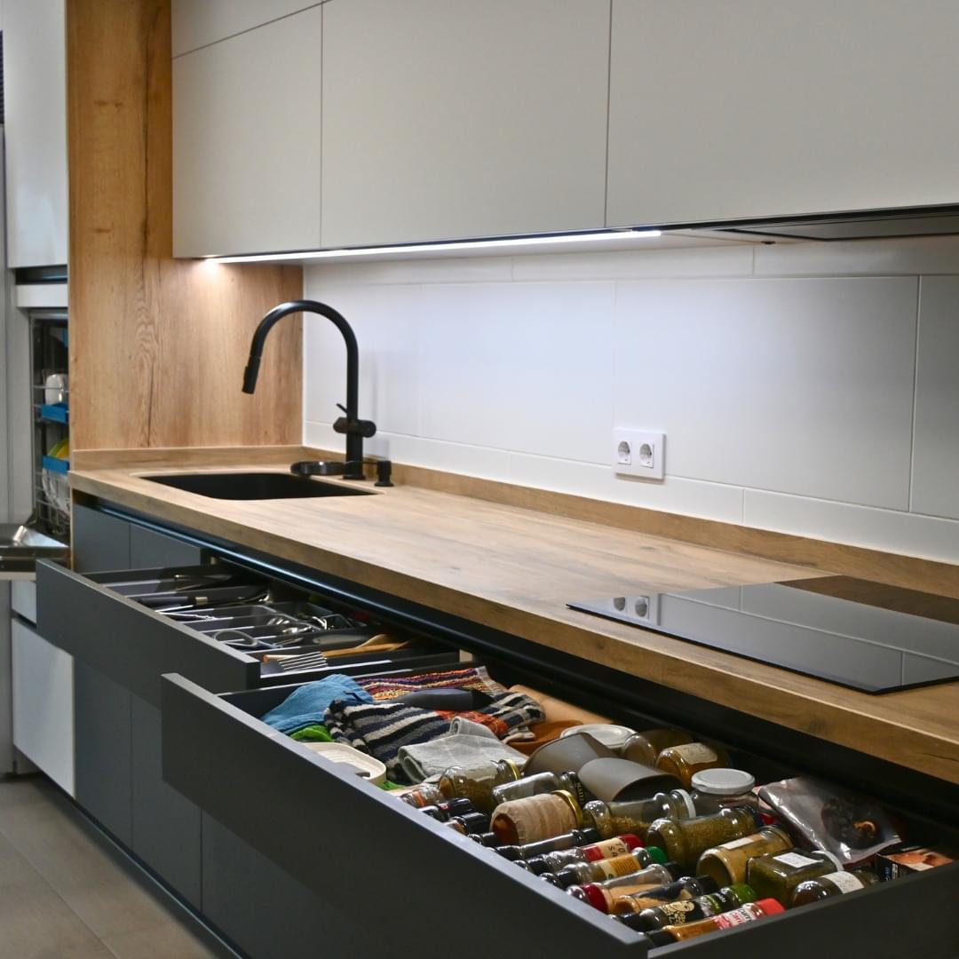 Reforma cocina minimalista Madrid Este 2024 - Cocina blanca con isla, electrodomésticos integrados Bosch